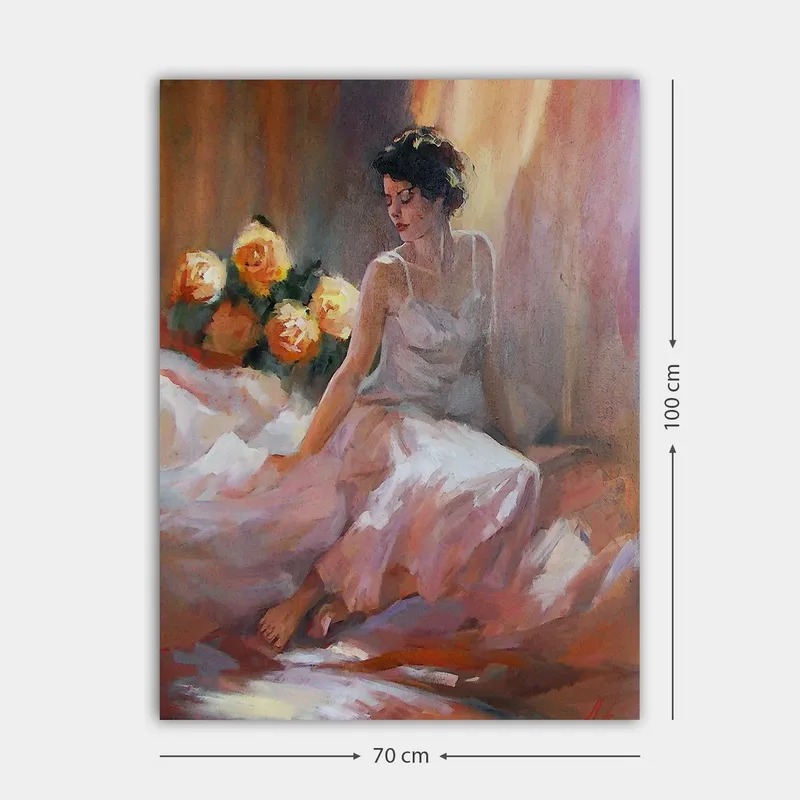 Canvastavla 70x100 cm - Kvinna i en vit klänning sitter avslappnat med rosor i bakgrunden - Vit / Rosa / Orange - Inredning & dekor - Tavlor & konst - Canvastavla