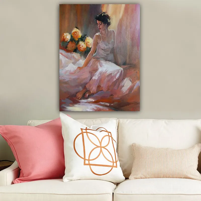 Canvastavla 70x100 cm - Kvinna i en vit klänning sitter avslappnat med rosor i bakgrunden - Vit / Rosa / Orange - Inredning & dekor - Tavlor & konst - Canvastavla