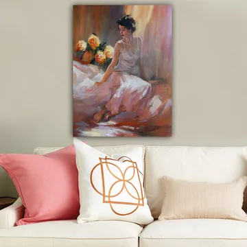 Canvastavla 70x100 cm - Kvinna i en vit klänning sitter avslappnat med rosor i bakgrunden - Vit / Rosa / Orange - Inredning & dekor - Tavlor & konst - Canvastavla
