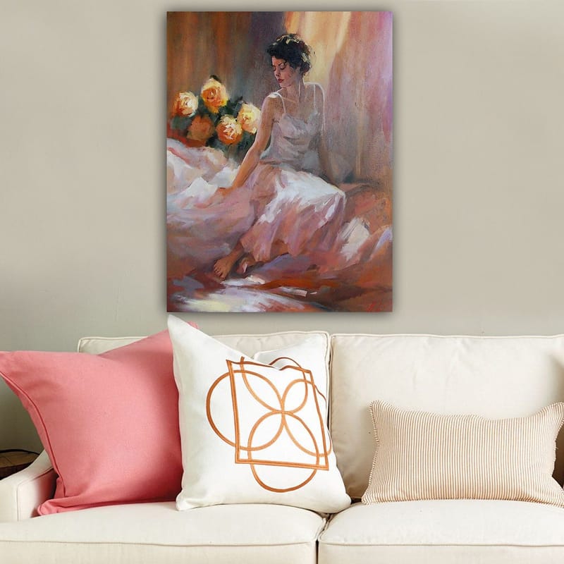 Canvastavla 70x100 cm - Kvinna i en vit klänning sitter avslappnat med rosor i bakgrunden - Vit / Rosa / Orange - Inredning & dekor - Tavlor & konst - Canvastavla