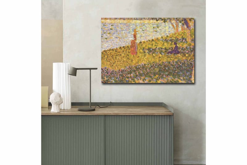 Canvastavla 70x100 cm - Kvinna i röd klänning som står på en blomstrande äng vid en sjö - Gult / Lila / Grönt - Inredning & dekor - Tavlor & konst - Canvastavla