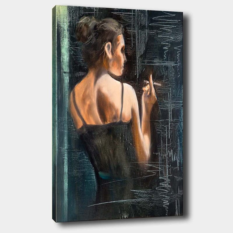 Canvastavla 70x100 cm - Kvinna i svart klänning som står med ryggen mot betraktaren och håller en cigarett, Mörkblå / Beige / Svart