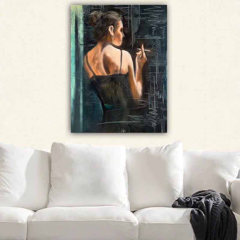Canvastavla 70x100 cm - Kvinna i svart klänning som står med ryggen mot betraktaren och håller en cigarett - Mörkblå / Beige / Svart - Inredning & dekor - Tavlor & konst - Canvastavla