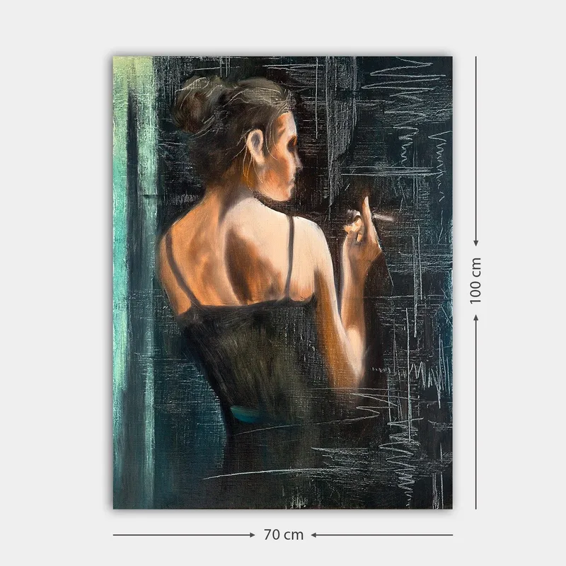 Canvastavla 70x100 cm - Kvinna i svart klänning som står med ryggen mot betraktaren och håller en cigarett - Mörkblå / Beige / Svart - Inredning & dekor - Tavlor & konst - Canvastavla