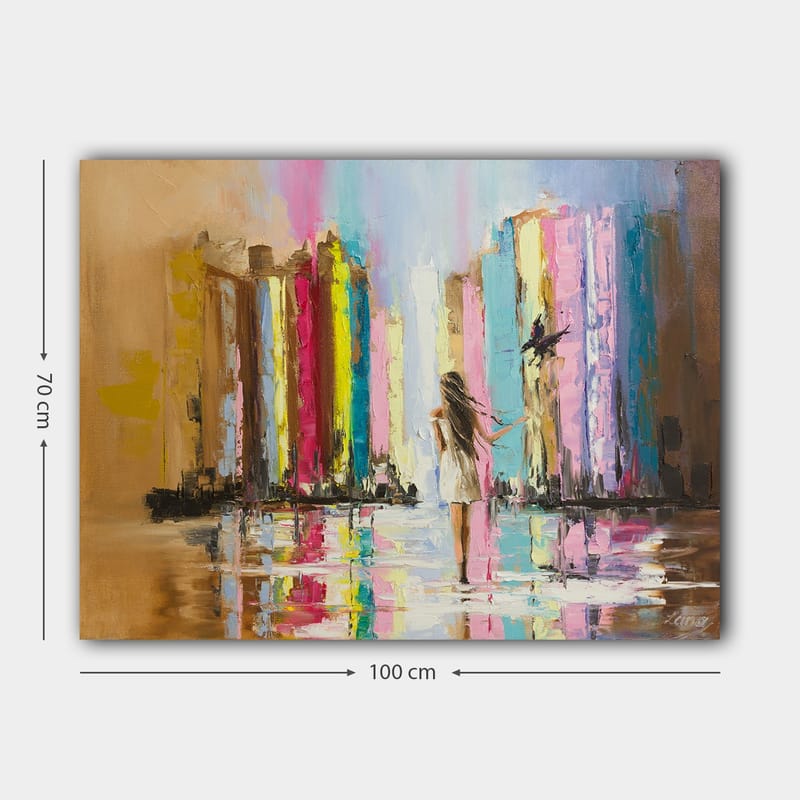 Canvastavla 70x100 cm - Kvinna i vit klänning går genom en färgglad stad med höga byggnader i bakgrunden - Rosa / Gul / Blå - Inredning & dekor - Tavlor & konst - Canvastavla