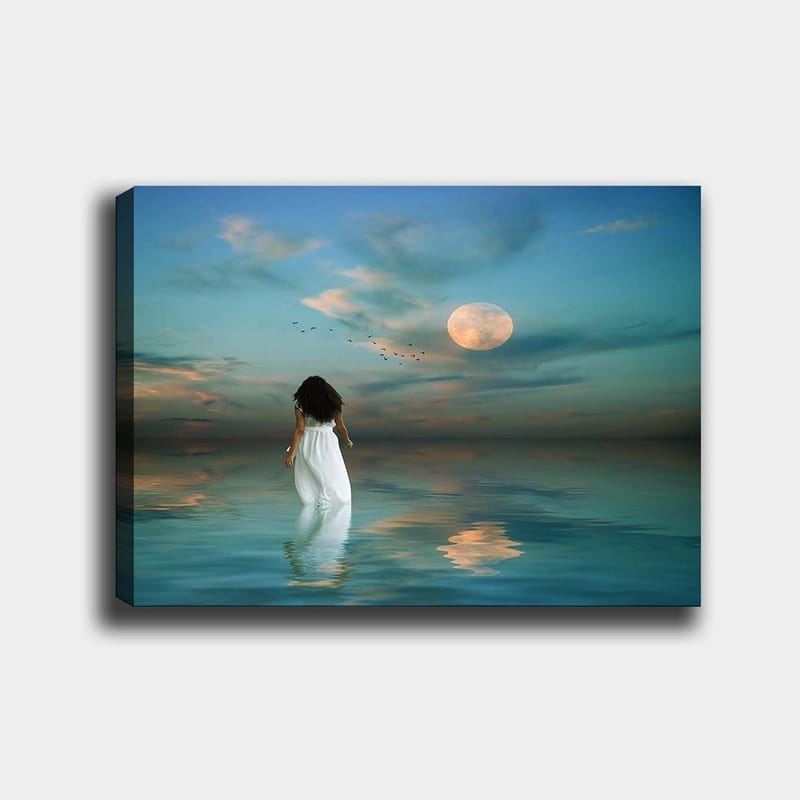 Canvastavla 70x100 cm - Kvinna i vit klänning går genom ett spegelblanka hav under en stjärnklar himmel med en stor måne - Blå / Vit / Grå - Inredning & dekor - Tavlor & konst - Canvastavla