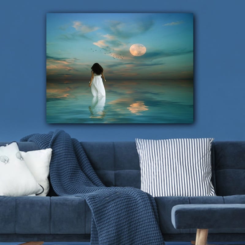 Canvastavla 70x100 cm - Kvinna i vit klänning går genom ett spegelblanka hav under en stjärnklar himmel med en stor måne - Blå / Vit / Grå - Inredning & dekor - Tavlor & konst - Canvastavla