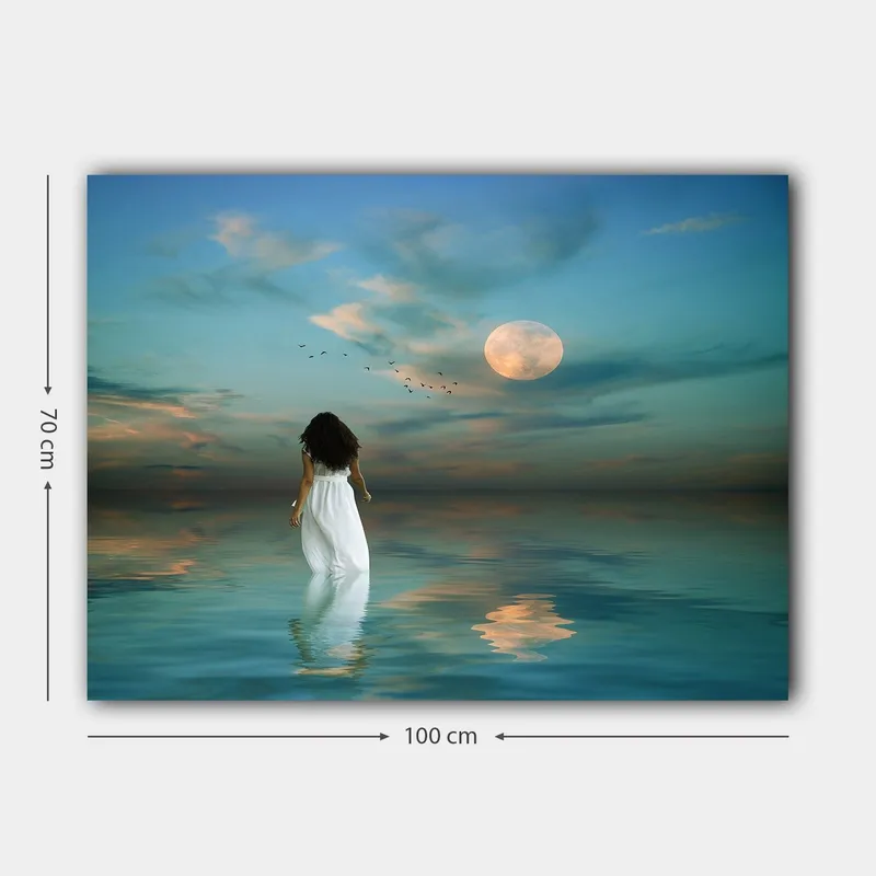 Canvastavla 70x100 cm - Kvinna i vit klänning går genom ett spegelblanka hav under en stjärnklar himmel med en stor måne - Blå / Vit / Grå - Inredning & dekor - Tavlor & konst - Canvastavla