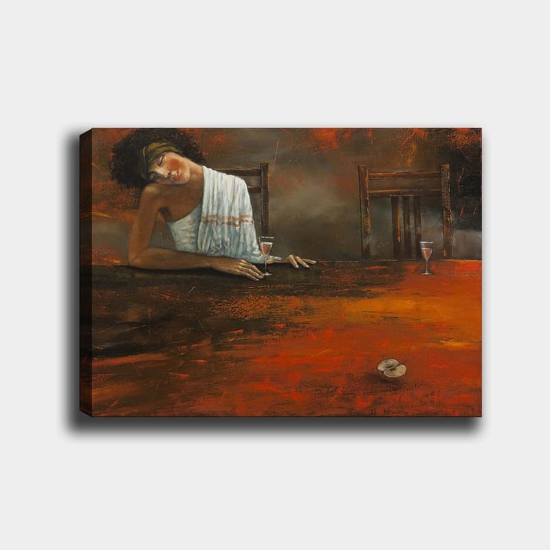 Canvastavla 70x100 cm - Kvinna lutar sig avslappnat över ett bord med ett glas i handen, omgiven av en dämpad och varm atmosfär - Mörkröd / Brun / Beige - Inredning & dekor - Tavlor & konst - Canvastavla