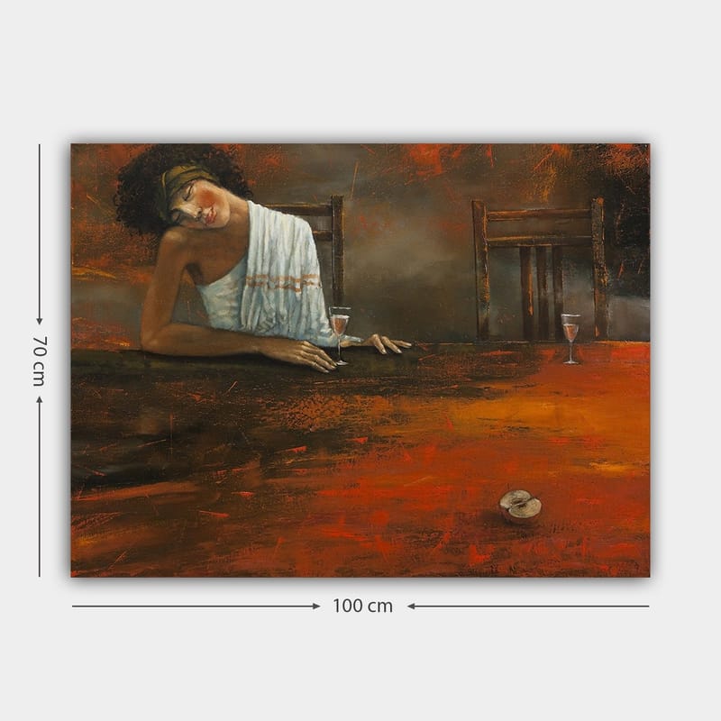 Canvastavla 70x100 cm - Kvinna lutar sig avslappnat över ett bord med ett glas i handen, omgiven av en dämpad och varm atmosfär - Mörkröd / Brun / Beige - Inredning & dekor - Tavlor & konst - Canvastavla
