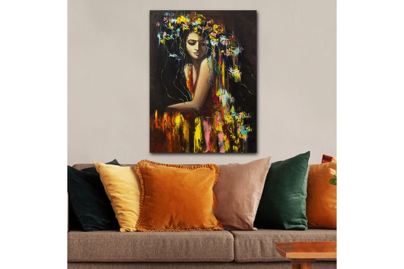 Canvastavla 70x100 cm - Kvinna med blommor i håret, som utstrålar en känsla av mystik och skönhet - Mörkröd / Gul / Grön - Inredning & dekor - Tavlor & konst - Canvastavla