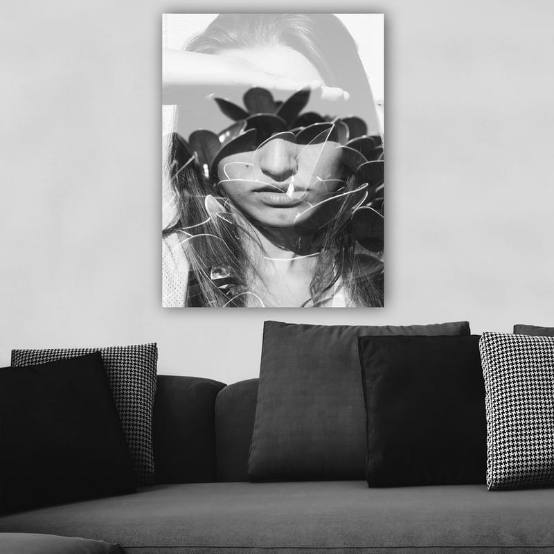 Canvastavla 70x100 cm - Kvinna med en hand på pannan, omgiven av stiliserade växtformer - Svart / Vitt - Inredning & dekor - Tavlor & konst - Canvastavla