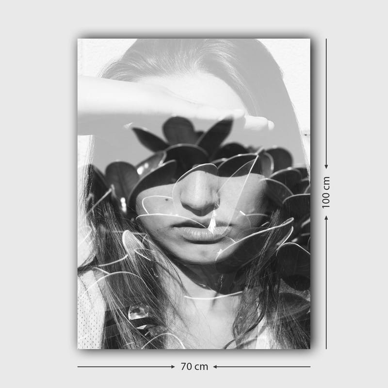 Canvastavla 70x100 cm - Kvinna med en hand på pannan, omgiven av stiliserade växtformer - Svart / Vitt - Inredning & dekor - Tavlor & konst - Canvastavla