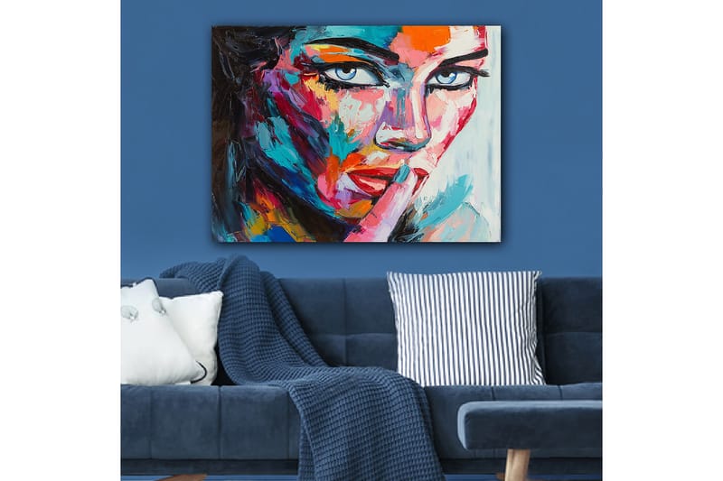 Canvastavla 70x100 cm - Kvinna med en mystisk blick som håller ett finger mot läpparna i en tyst gest - Blå / Röd / Orange - Inredning & dekor - Tavlor & konst - Canvastavla