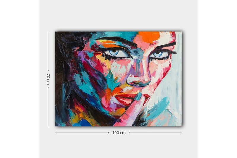 Canvastavla 70x100 cm - Kvinna med en mystisk blick som håller ett finger mot läpparna i en tyst gest - Blå / Röd / Orange - Inredning & dekor - Tavlor & konst - Canvastavla