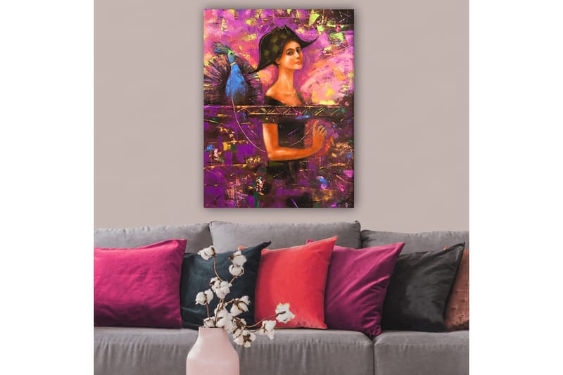 Canvastavla 70x100 cm - Kvinna med en stor hatt och vingar, som uttrycker en känsla av mystik och styrka - Lila / Blå / Orange - Inredning & dekor - Tavlor & konst - Canvastavla