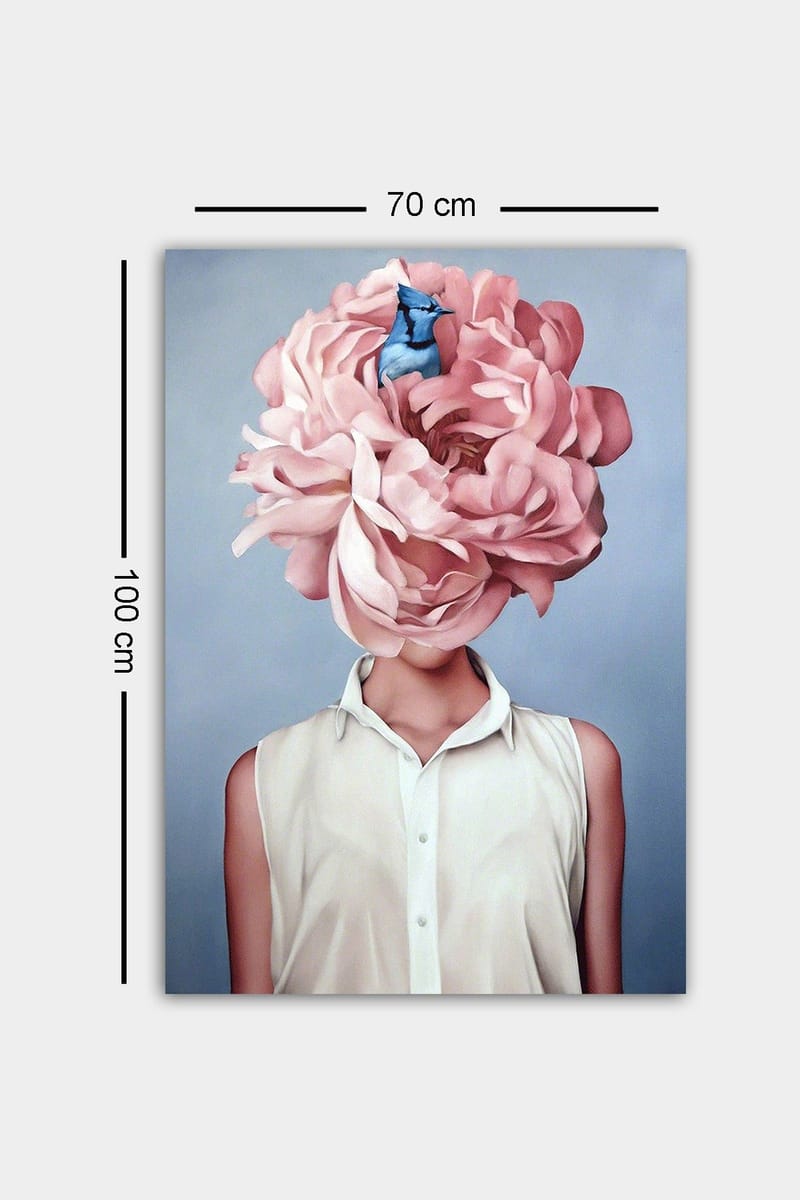 Canvastavla 70x100 cm - Kvinna med en stor rosablommig huvudprydnad och en blå fågel som sitter i blommorna - Rosa / Blå / Beige - Inredning & dekor - Tavlor & konst - Canvastavla