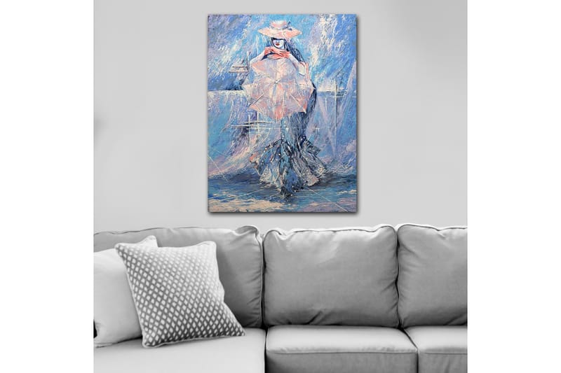Canvastavla 70x100 cm - Kvinna med en parasoll klädd i en elegant klänning, omgiven av en drömlik, blåaktig bakgrund, Blå / Rosa / Vit