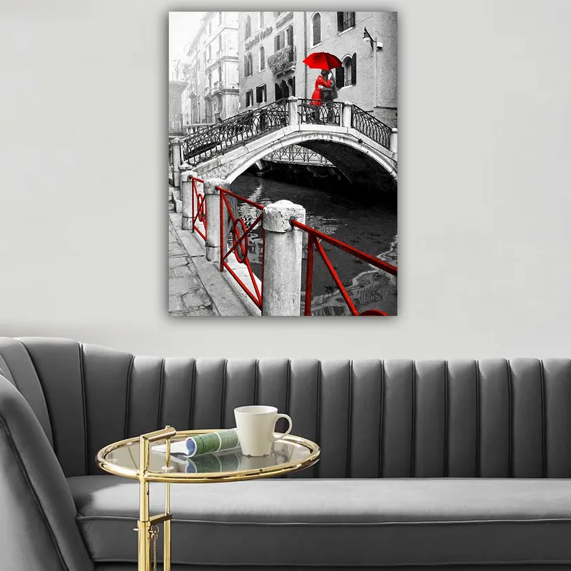 Canvastavla 70x100 cm - Kvinna med ett rött paraply står på en bro i en svartvit venetiansk miljö - Röd / Svart / Vit - Inredning & dekor - Tavlor & konst - Canvastavla
