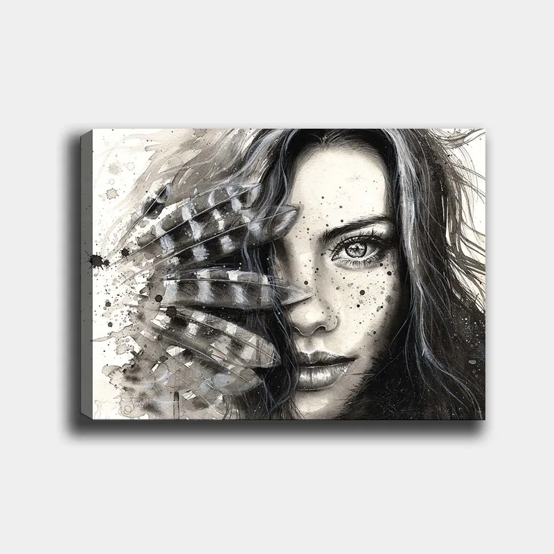 Canvastavla 70x100 cm - Kvinna med intensiv blick, delvis skymd av fjädrar och abstrakta mönster, Svart / Grå / Vit