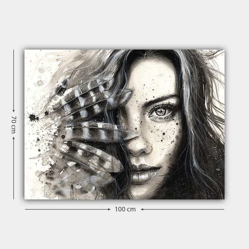 Canvastavla 70x100 cm - Kvinna med intensiv blick, delvis skymd av fjädrar och abstrakta mönster - Svart / Grå / Vit - Inredning & dekor - Tavlor & konst - Canvastavla