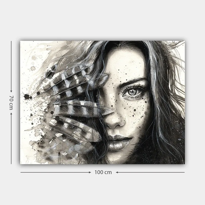 Canvastavla 70x100 cm - Kvinna med intensiv blick, delvis skymd av fjädrar och abstrakta mönster - Svart / Grå / Vit - Inredning & dekor - Tavlor & konst - Canvastavla