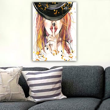 Canvastavla 70x100 cm - Kvinna med rödaktigt hår som håller ett finger mot läpparna i en tystnadsgest - Röd / Svart / Orange - Inredning & dekor - Tavlor & konst - Canvastavla