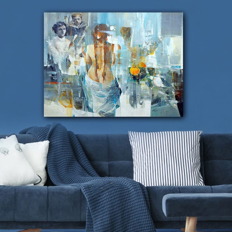 Canvastavla 70x100 cm - Kvinna med ryggen vänd mot betraktaren, omgiven av abstrakta former och figurer - Blå / Orange / Grå - Inredning & dekor - Tavlor & konst - Canvastavla