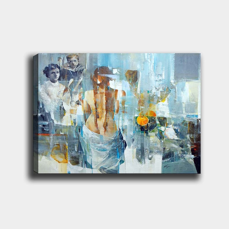 Canvastavla 70x100 cm - Kvinna med ryggen vänd mot betraktaren, omgiven av abstrakta former och figurer - Blå / Orange / Grå - Inredning & dekor - Tavlor & konst - Canvastavla