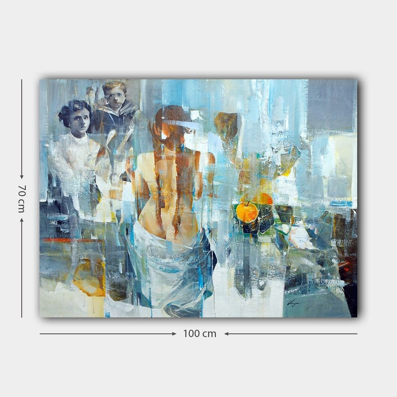 Canvastavla 70x100 cm - Kvinna med ryggen vänd mot betraktaren, omgiven av abstrakta former och figurer - Blå / Orange / Grå - Inredning & dekor - Tavlor & konst - Canvastavla