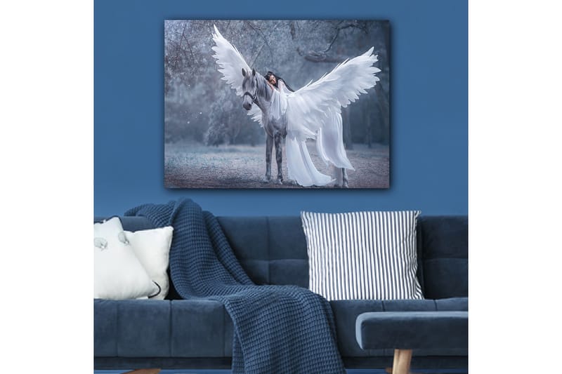 Canvastavla 70x100 cm - Kvinna med vingar som omfamnar ett grått häst med stora vita vingar - Vitt / Grått / Ljusblått - Inredning & dekor - Tavlor & konst - Canvastavla