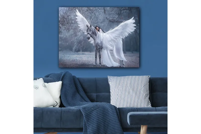 Canvastavla 70x100 cm - Kvinna med vingar som omfamnar ett grått häst med stora vita vingar - Vitt / Grått / Ljusblått - Inredning & dekor - Tavlor & konst - Canvastavla
