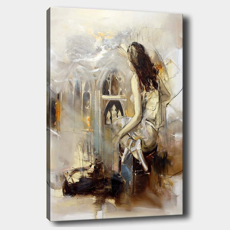 Canvastavla 70x100 cm - Kvinna sitter på en bänk och blickar ut mot en gotisk arkitektur, Beige / Brunt / Guld