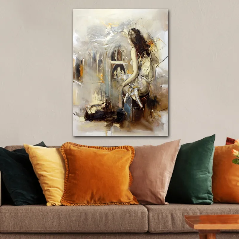 Canvastavla 70x100 cm - Kvinna sitter på en bänk och blickar ut mot en gotisk arkitektur - Beige / Brunt / Guld - Inredning & dekor - Tavlor & konst - Canvastavla