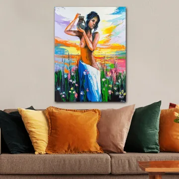 Canvastavla 70x100 cm - Kvinna som bär en kruka, omgiven av blommor och en färgsprakande himmel vid solnedgången - Orange / Blå / Grön - Inredning & dekor - Tavlor & konst - Canvastavla