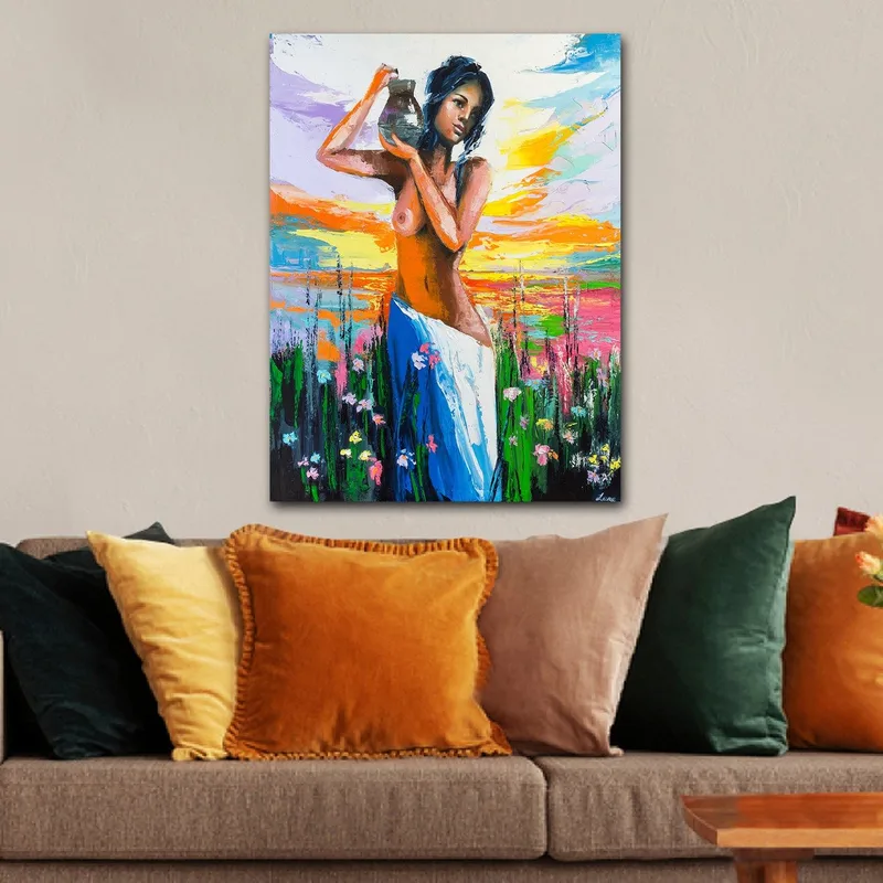 Canvastavla 70x100 cm - Kvinna som bär en kruka, omgiven av blommor och en färgsprakande himmel vid solnedgången - Orange / Blå / Grön - Inredning & dekor - Tavlor & konst - Canvastavla