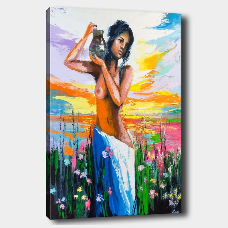 Canvastavla 70x100 cm - Kvinna som bär en kruka, omgiven av blommor och en färgsprakande himmel vid solnedgången - Orange / Blå / Grön - Inredning & dekor - Tavlor & konst - Canvastavla