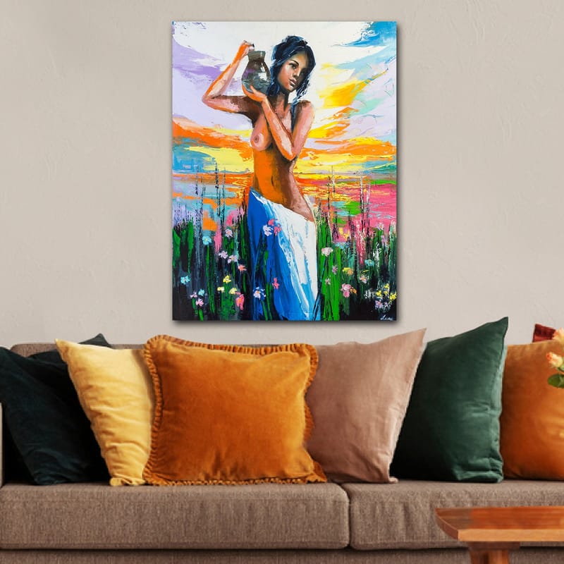 Canvastavla 70x100 cm - Kvinna som bär en kruka, omgiven av blommor och en färgsprakande himmel vid solnedgången - Orange / Blå / Grön - Inredning & dekor - Tavlor & konst - Canvastavla