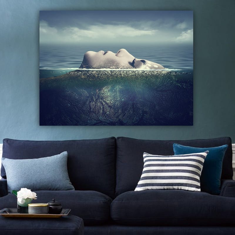 Canvastavla 70x100 cm - Kvinna som flyter på ytan av vattnet med en drömlik och lugn atmosfär - Blå / Grön / Beige - Inredning & dekor - Tavlor & konst - Canvastavla