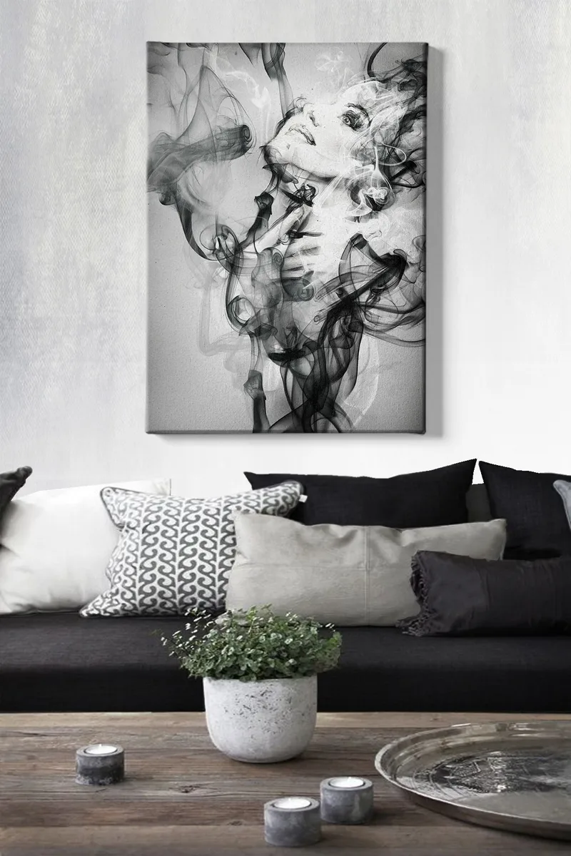 Canvastavla 70x100 cm - Kvinna som framträder ur svävande rökformationer - Svart / Grå / Vit - Inredning & dekor - Tavlor & konst - Canvastavla