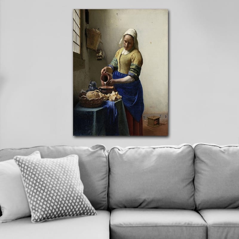 Canvastavla 70x100 cm - Kvinna som häller mjölk i en skål i ett ljust kök - Blå / Gul / Brun - Inredning & dekor - Tavlor & konst - Canvastavla