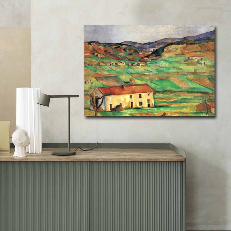 Canvastavla 70x100 cm - Landskapsmålning med en gulaktig byggnad omgiven av gröna fält och kullar - Grön / Gul / Orange - Inredning & dekor - Tavlor & konst - Canvastavla