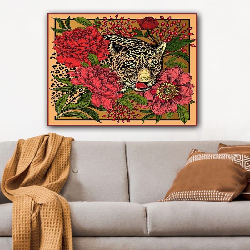 Canvastavla 70x100 cm - Leopard omgiven av färgglada blommor och gröna blad - Röd / Grön / Beige - Inredning & dekor - Tavlor & konst - Canvastavla