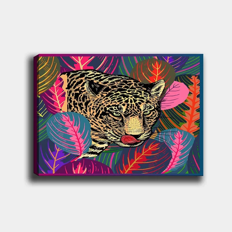Canvastavla 70x100 cm - Leopard som smyger genom färgglada tropiska växter, Grön / Rosa / Gul