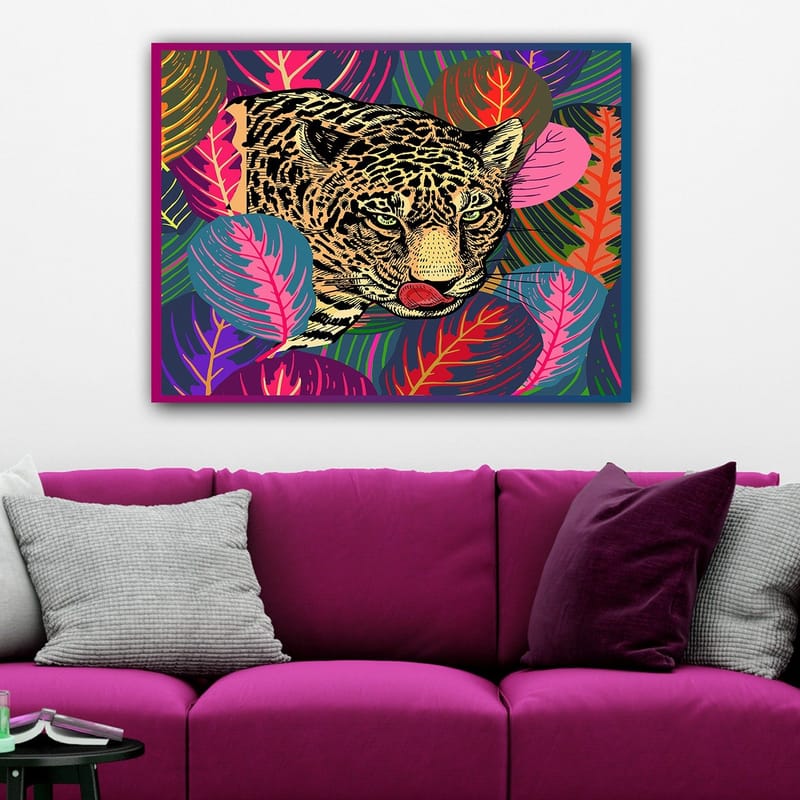 Canvastavla 70x100 cm - Leopard som smyger genom färgglada tropiska växter - Grön / Rosa / Gul - Inredning & dekor - Tavlor & konst - Canvastavla