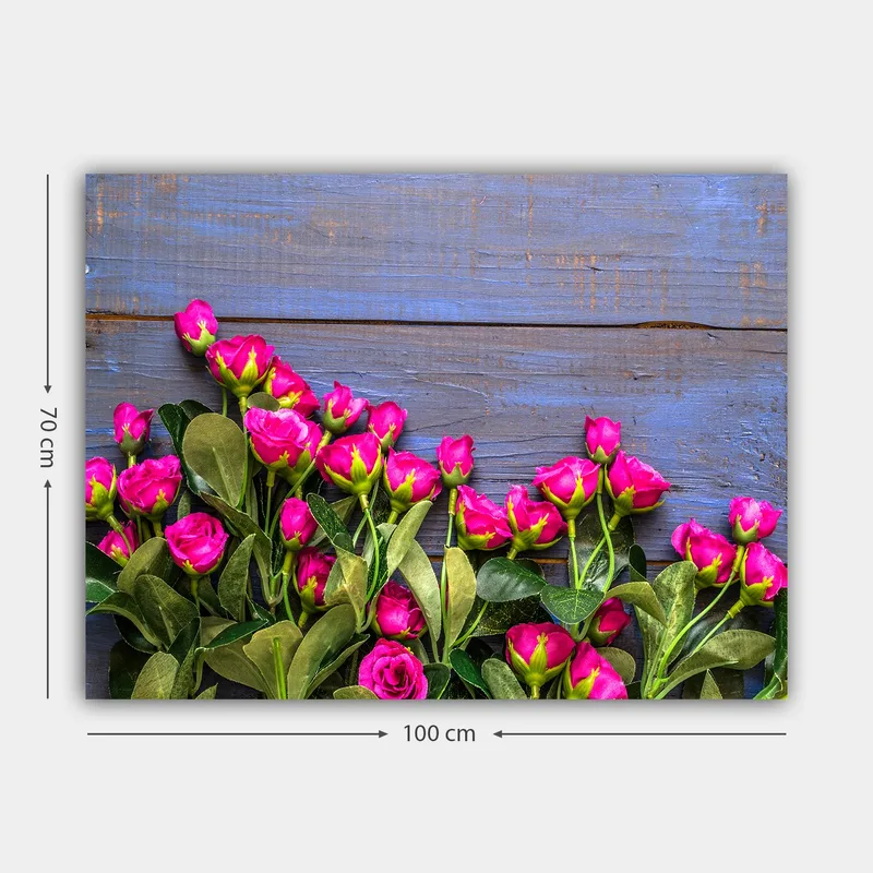 Canvastavla 70x100 cm - Livfull samling av rosa rosor mot en blå träbakgrund - Rosa / Grön / Blå - Inredning & dekor - Tavlor & konst - Canvastavla