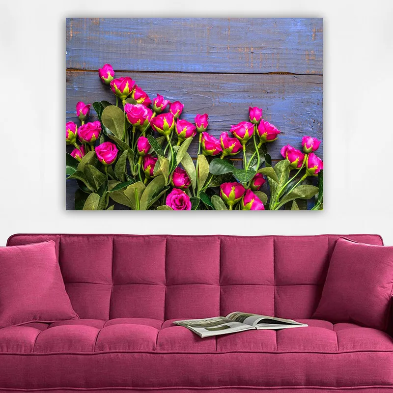 Canvastavla 70x100 cm - Livfull samling av rosa rosor mot en blå träbakgrund - Rosa / Grön / Blå - Inredning & dekor - Tavlor & konst - Canvastavla