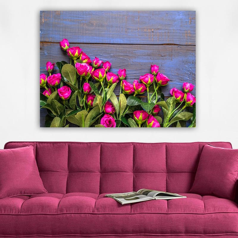 Canvastavla 70x100 cm - Livfull samling av rosa rosor mot en blå träbakgrund - Rosa / Grön / Blå - Inredning & dekor - Tavlor & konst - Canvastavla