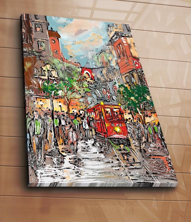 Canvastavla 70x100 cm - Livlig stadsbild med en röd spårvagn som färdas genom en regnig gata, omgiven av människor och träd - Röd / Grön / Brun - Inredning & dekor - Tavlor & konst - Canvastavla