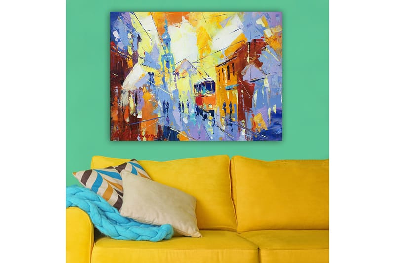 Canvastavla 70x100 cm - Livlig stadsbild med en spårvagn som rör sig genom en färgglad gata - Gul / Blå / Orange - Inredning & dekor - Tavlor & konst - Canvastavla